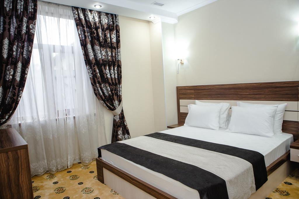 Luxury House Hotel Shymkent Bagian luar foto