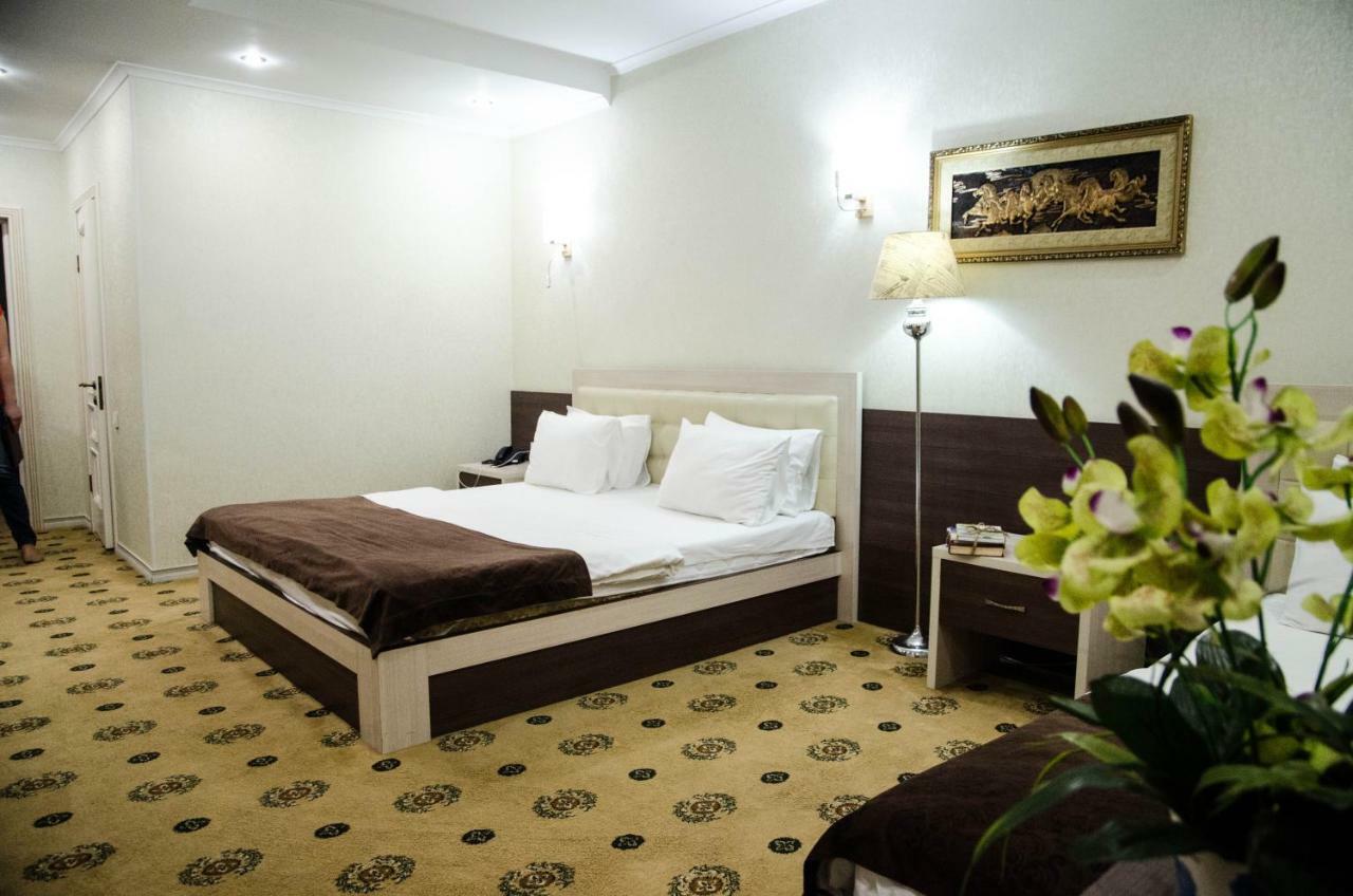 Luxury House Hotel Shymkent Bagian luar foto